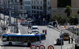Đâm xe liên tiếp vào người chờ ở bến xe buýt tại Marseille, Pháp